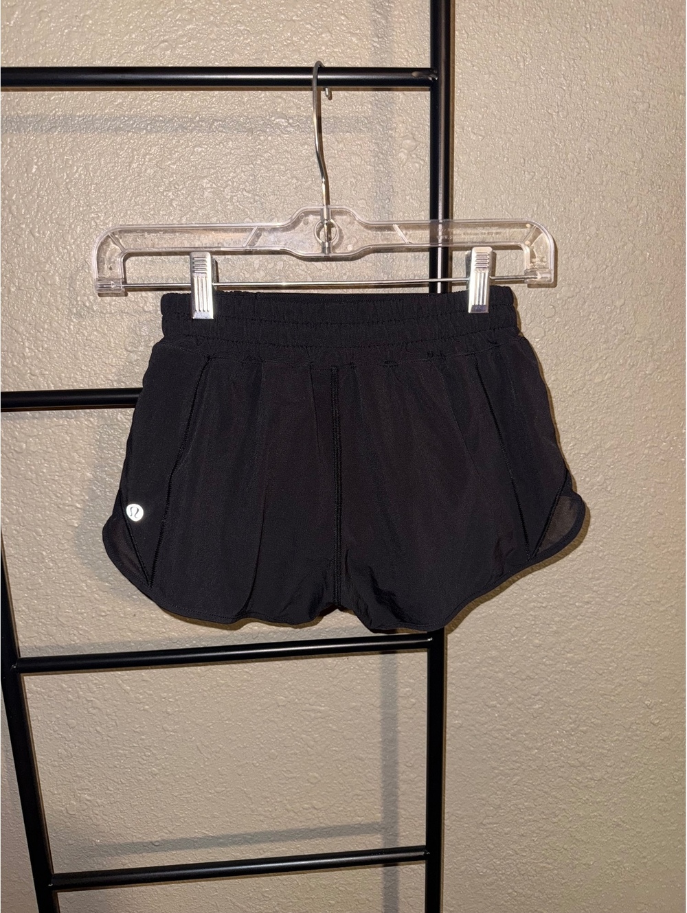 Lululemon Hotty Hot Low-Rise Lined Shorts 2.5” Black Size 2 Regular